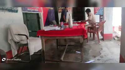 टूट कर छत से गिरता है चट्टा, टपकता है पानी