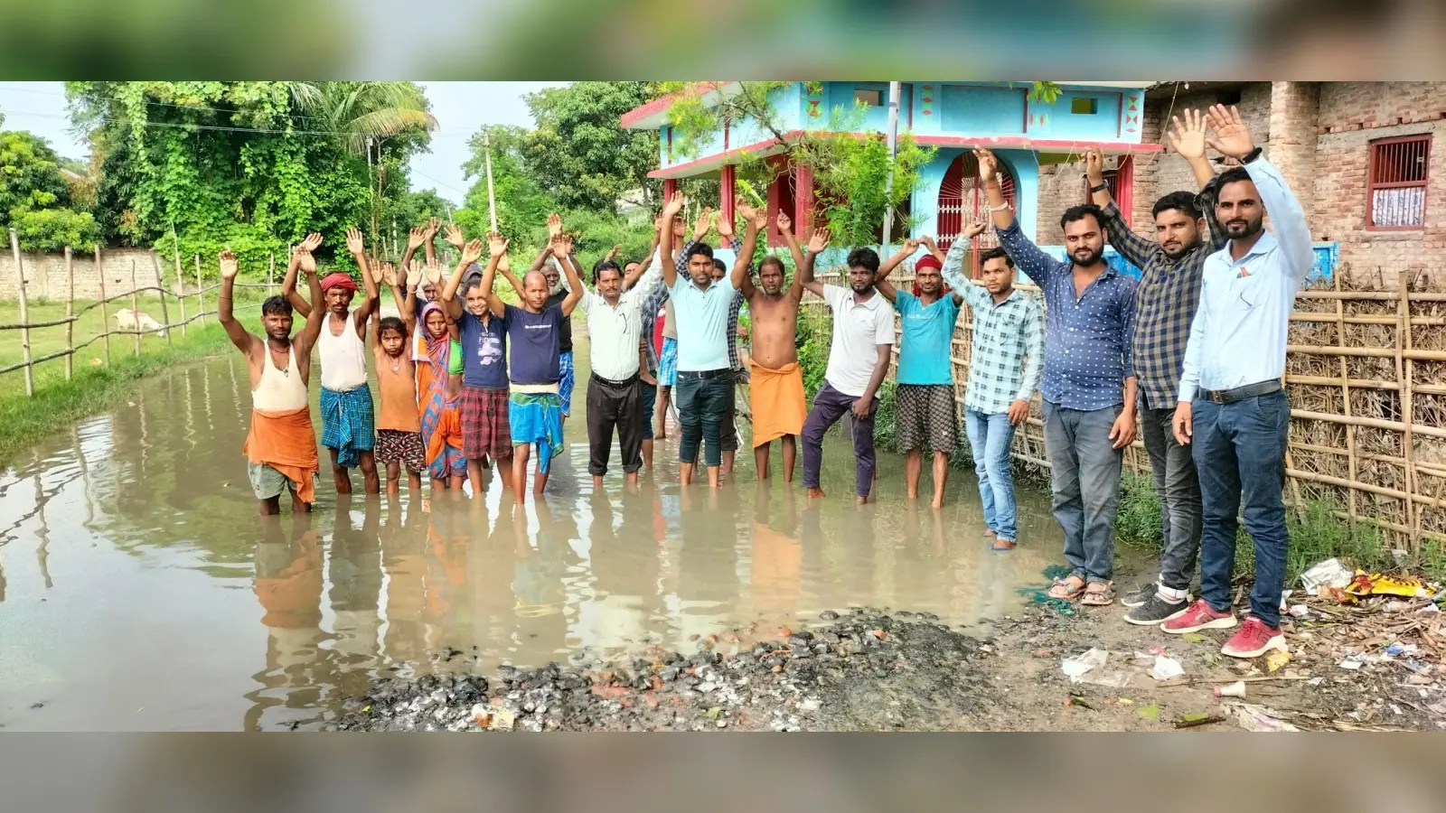 सड़क मरम्मत की मांग को लेकर ग्रामीणों ने किया प्रदर्शन