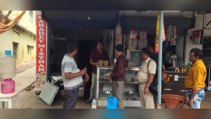 गंदगी के बीच बन रहा था भोजन, दुकानदार पर 5000 का जुर्माना