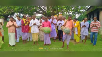 गिरिधारी भगवान को पंचामृत से किया गया अभिषेक