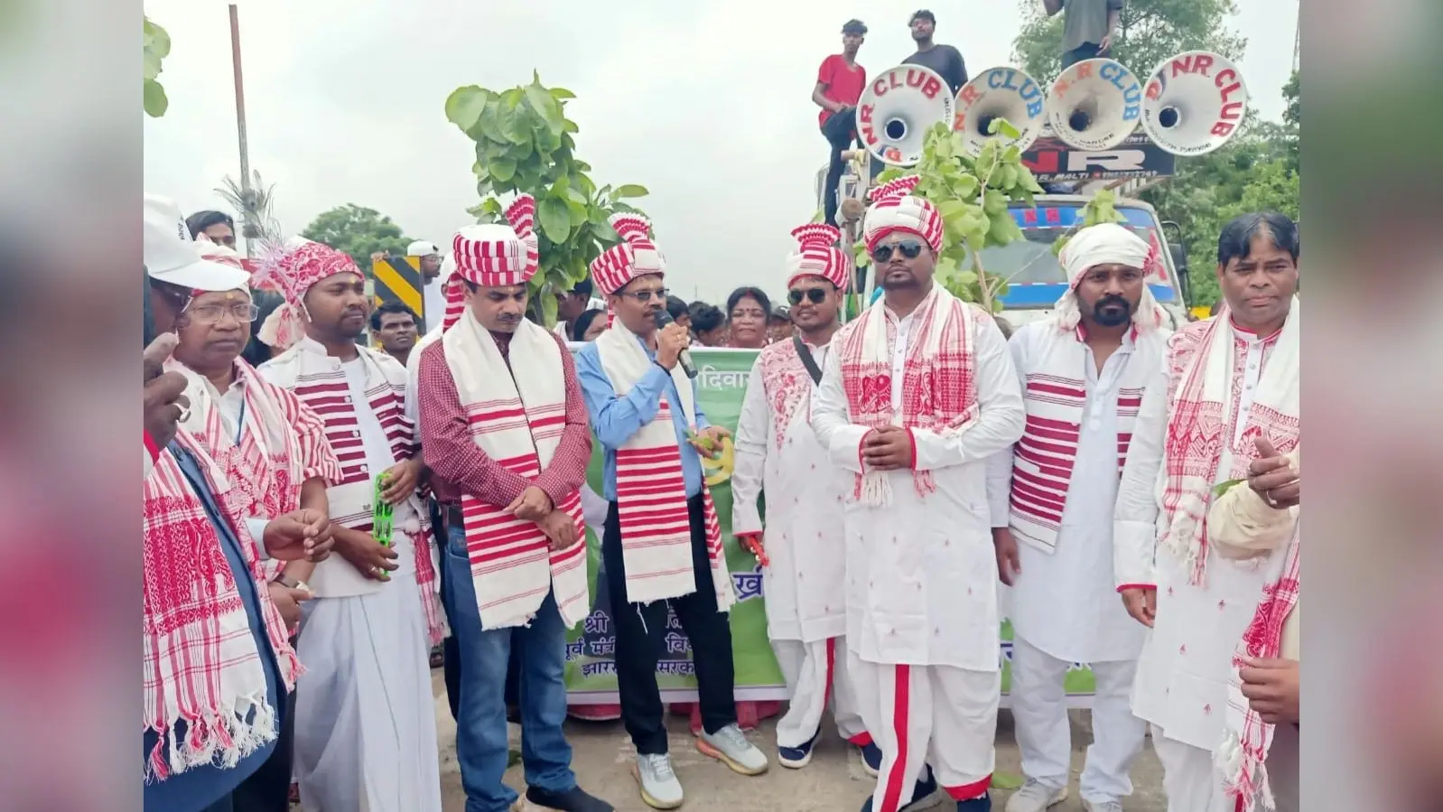 ���ांडर में विश्व आदिवासी दिवस पर निकली प्रभातफेरी