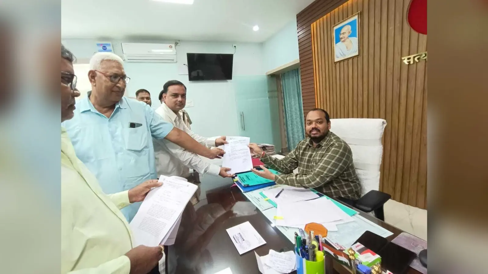 नियमित कर्मचारियों काे मिले दस लाख तक जीवन बीमा