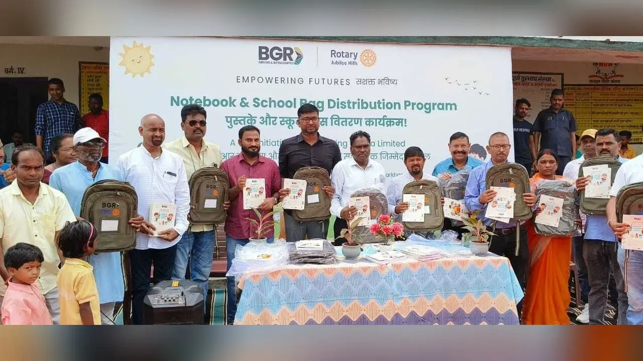 बीजीआर माइनिंग ने बैग, कॉपी का किया वितरण