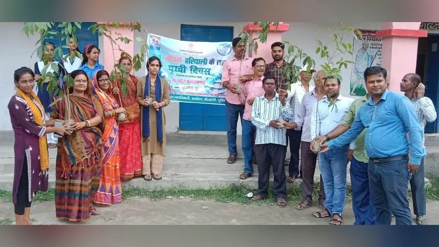 बिहार पृथ्वी दिवस पर उउवि सुखसेना में मुखिया ने लगाये पौधे