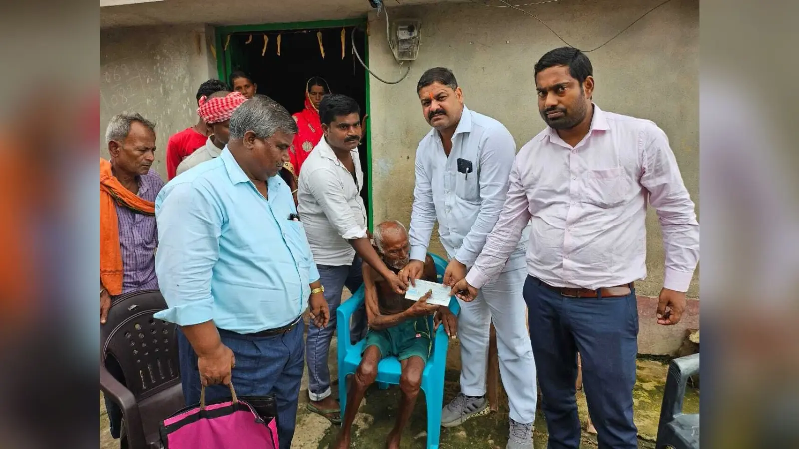 प्रखंड के चार लोगों को दिया पारिवारिक लाभ का चेक