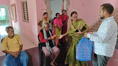 समाजसेवी चमेली देवी ने सीएम हेमंत के जन्मदिन पर बांटी मिठाई