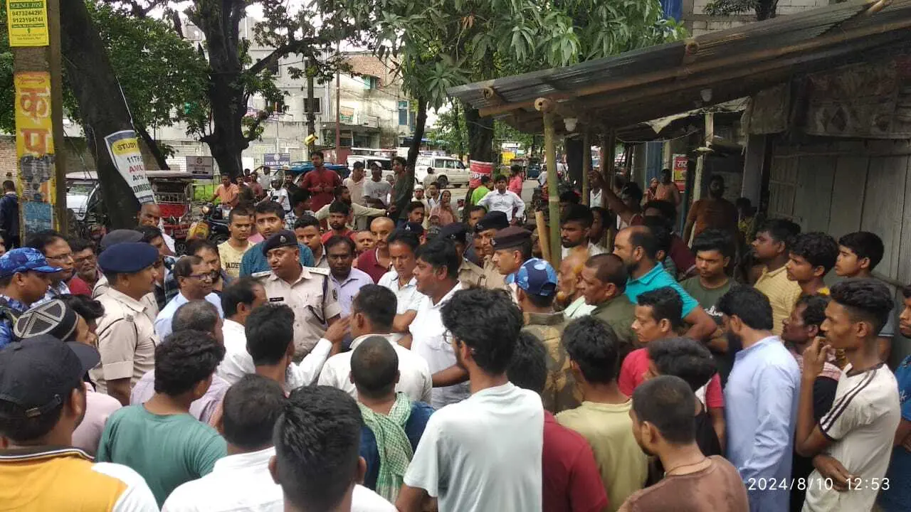 मारवाड़ी कालेज रोड में अतिक्रमण हटाओ अभियान में झेलना पड़ा दुकानदारों का विरोध
