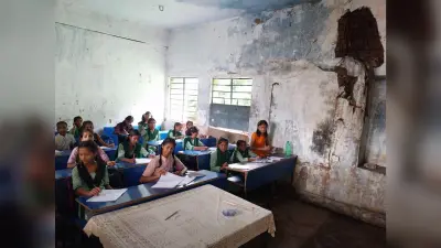 अपनी जान जोखिम में डालकर पढ़ाई करने को बच्चे विवश