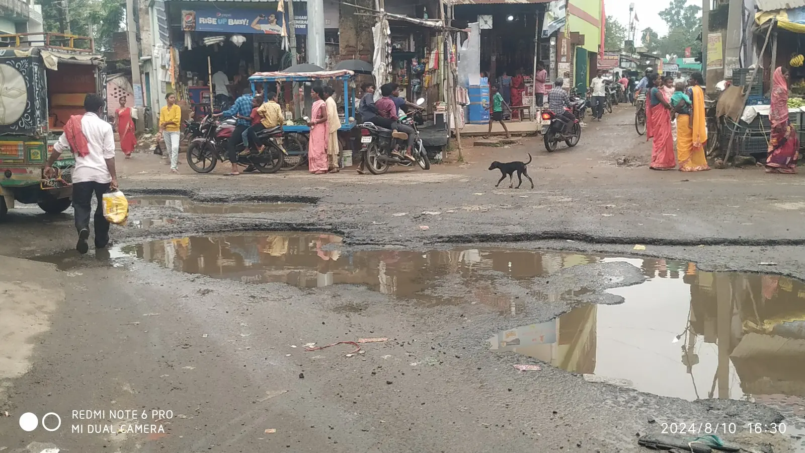 जानलेवा साबित हो रहा मेनरोड का गड्ढा, हादसे का शिकार हो रहे राहगीर