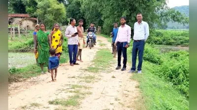 सड़क निर्माण को लेकर स्थलीय जायजा लेने पहुंचे अधिकारी
