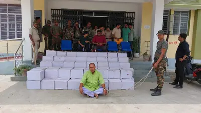 82 पेटी शराब के साथ पूर्व मुखिया गिरफ्तार