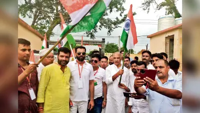 गांधी इंटर उच्च विद्यालय से निकाली गयी तिरंगा यात्रा