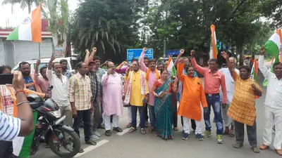 भाजपाइयों ने कुंडहित में निकाली तिरंगा यात्रा