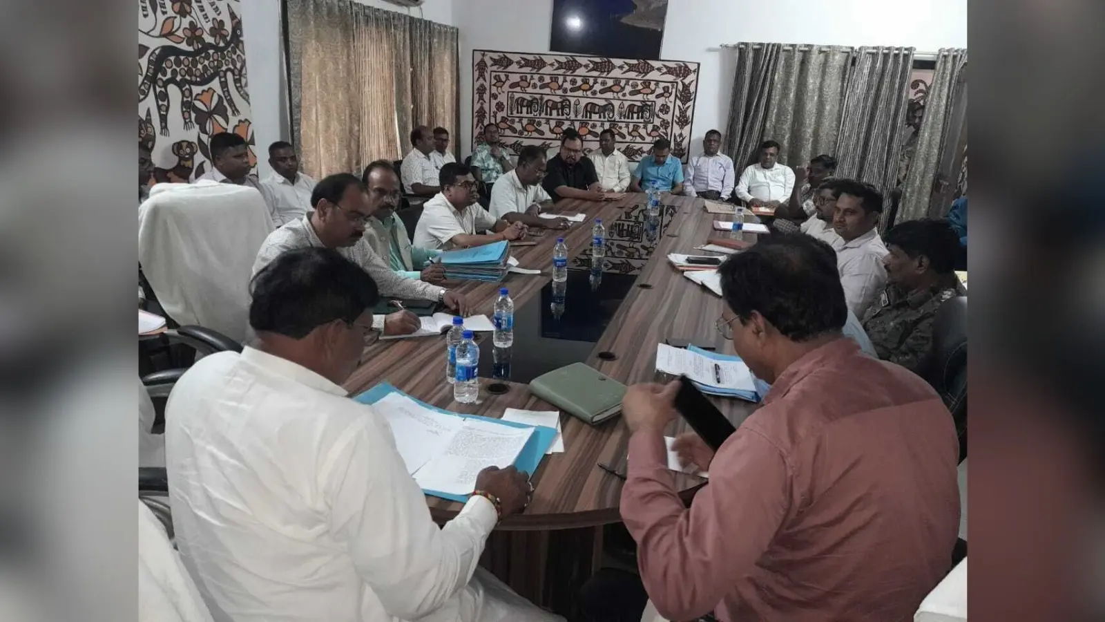 Hazaribagh News: जिले के स्वास्थ्य केन्द्रों में बेहतर सुविधाएं बनाने का निर्देश