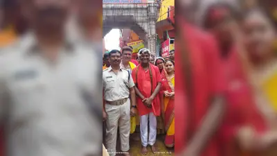 धनबाद के सांसद ने सपरिवार बाबा मंदिर में की पूजा