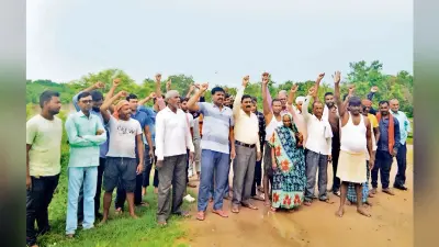 रोड का पक्कीकरण होने से ग्रामीणों का फूटा गुस्सा, की नारेबाजी