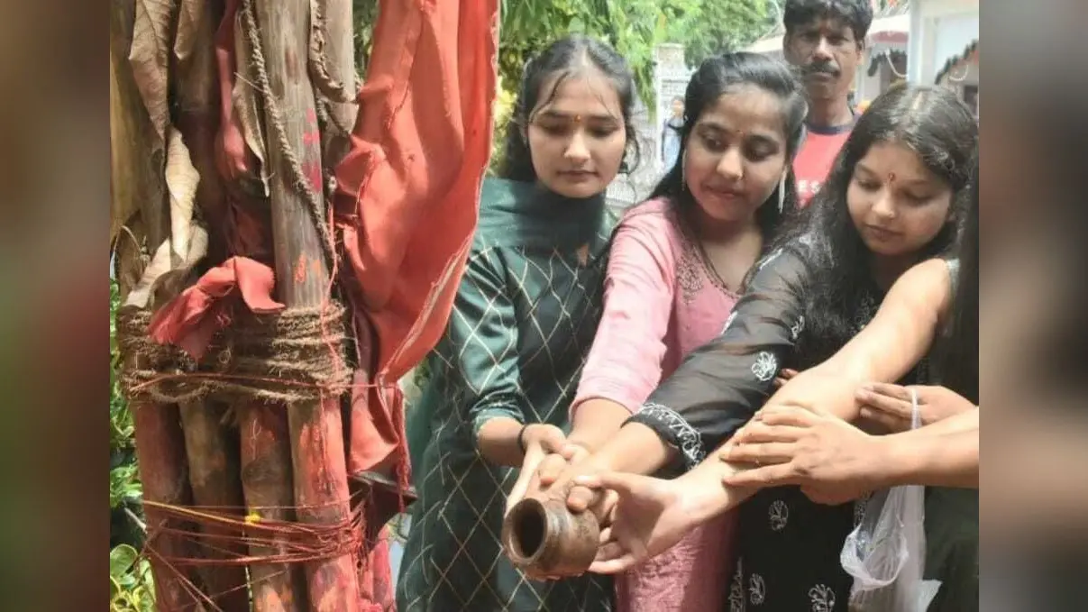 भांग, धतुरा, बिल्वपत्र संग शिव की भक्ति में लीन भक्त