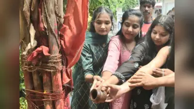 भांग, धतुरा, बिल्वपत्र संग शिव की भक्ति में लीन भक्त