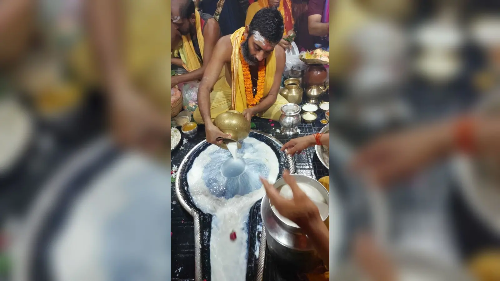चौथी सोमवारी को दो लाख से अधिक कांवरियों ने चढ़ाया जल
