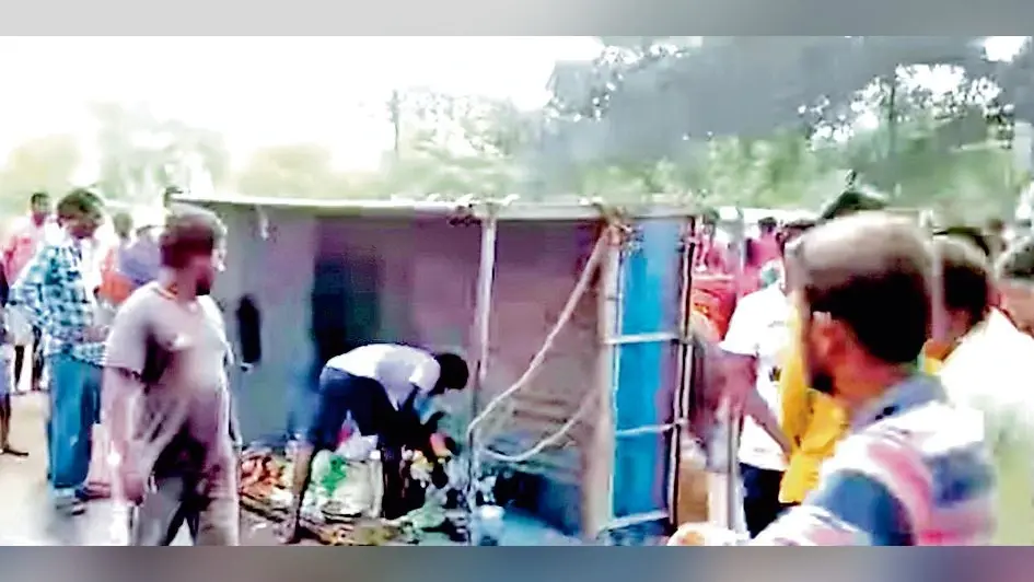 खेत मजदूरों को ले जा रहे पिकअप वैन को बस ने ठोका, एक की मौत