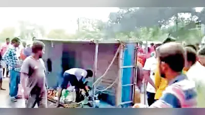 खेत मजदूरों को ले जा रहे पिकअप वैन को बस ने ठोका, एक की मौत