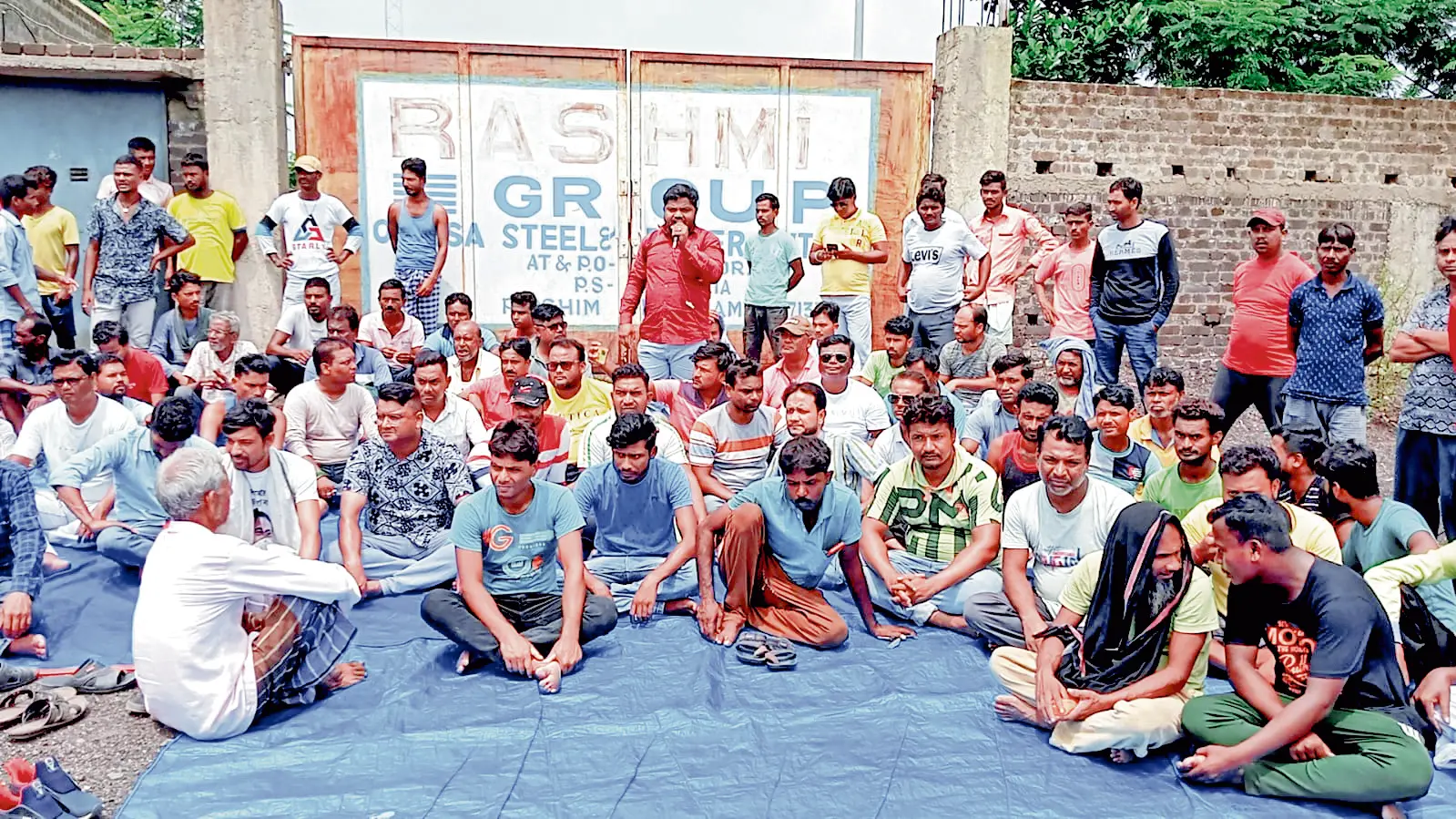 कारखाने के सामने नौकरी की मांग पर लोगों ने किया प्रदर्शन