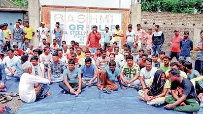 कारखाने के सामने नौकरी की मांग पर लोगों ने किया प्रदर्शन