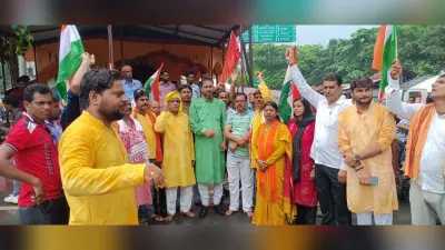 भाजपा कार्यकर्ताओं ने नाला में निकाली तिरंगा यात्रा