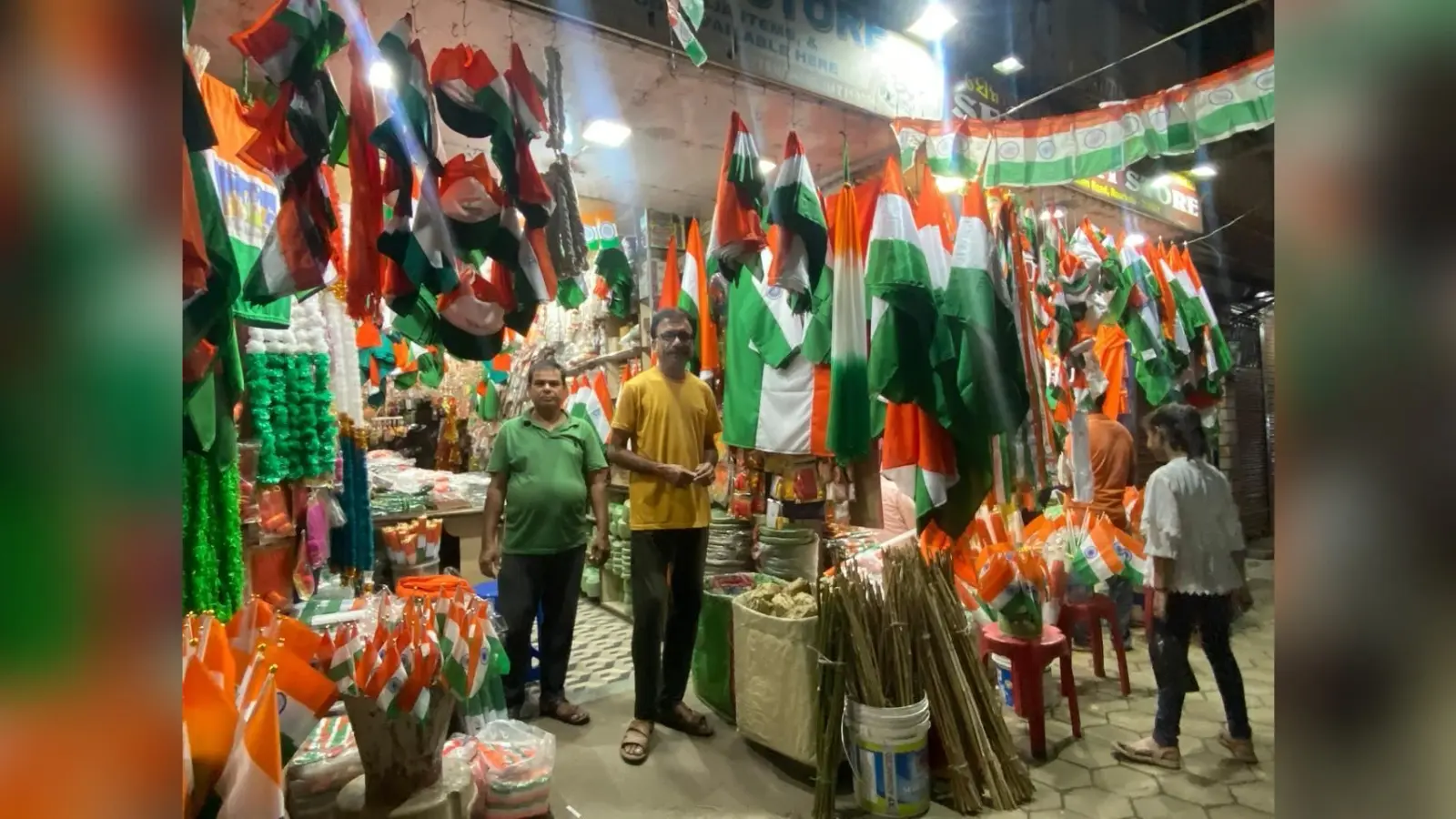 स्वतंत्रता दिवस समारोह की तैयारी, शहर में तिरंगा झंडे से सजीं दुकानें