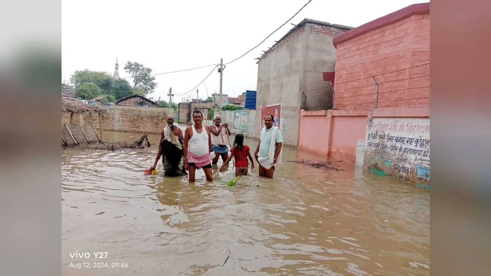 माधवपुर पंचायत बाढ़ की पानी से घिरा, बाढ़ से निपटने के लिए मुखिया ने कसी कमर