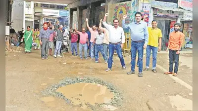 Ranchi News : फ्लाइओवर निर्माण की रफ्तार धीमी, गंदगी से डेंगू फैलने का खतरा