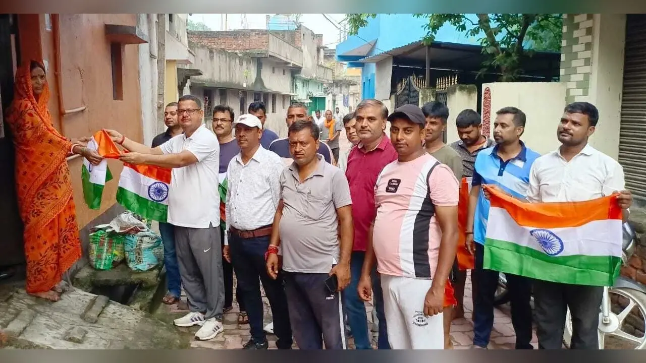 मानगो के समता नगर में भाजपा ने तिरंगे का किया वितरण