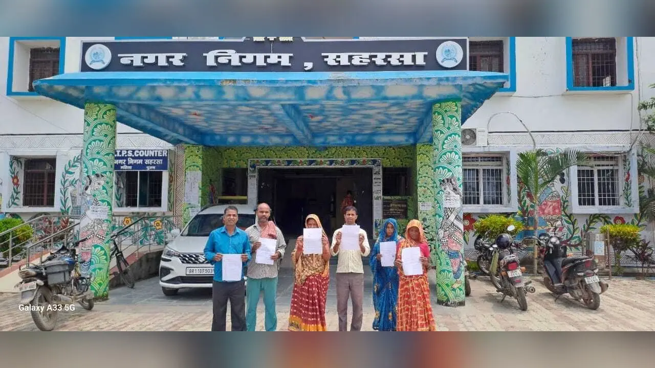 Housing Scheme Fund Disbursement: वार्ड 25 के लाभुकों ने आवास राशि में देरी और रिश्वत मांगने पर नगर आयुक्त को सौंपा आवेदन
