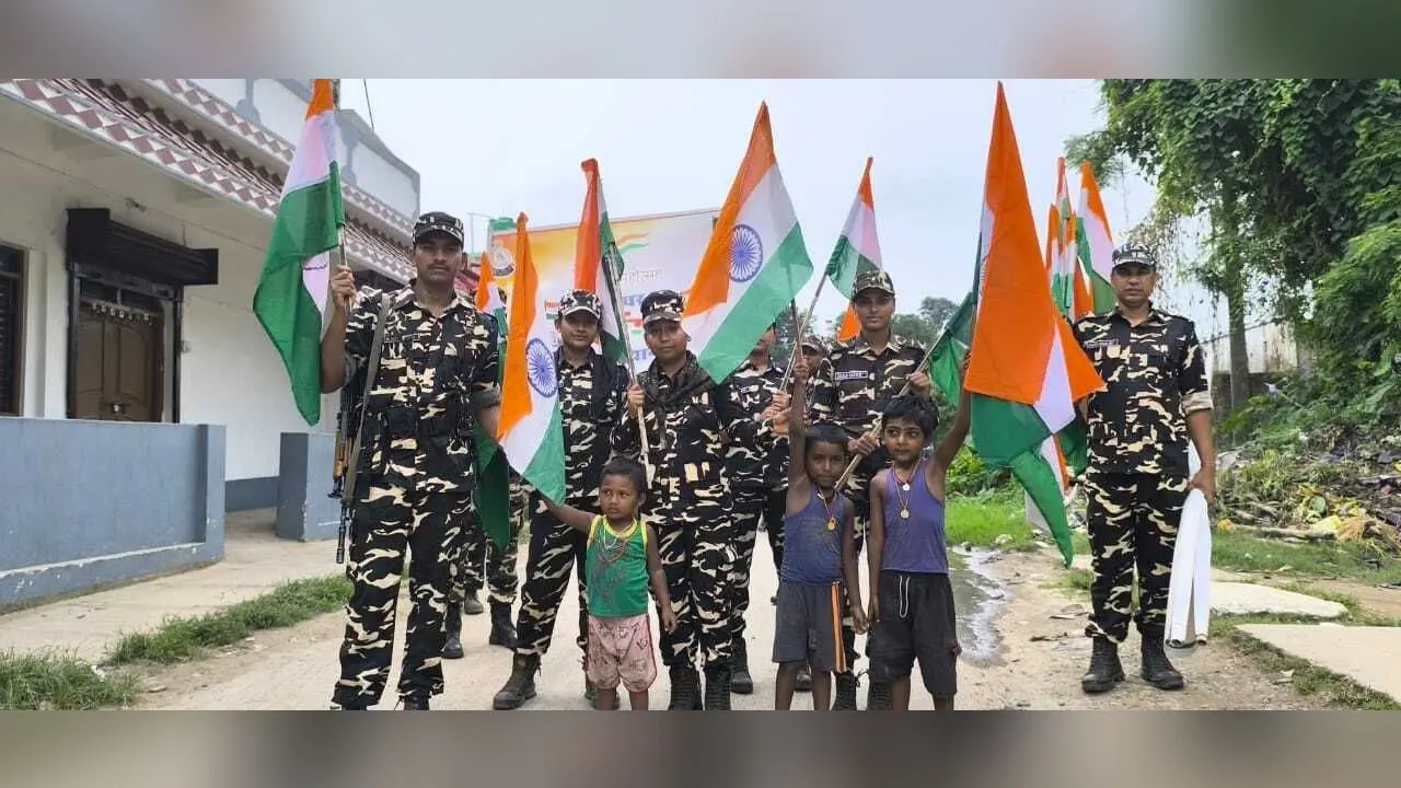 दिघलबैंक में एसएसबी ने निकाली तिरंगा यात्रा