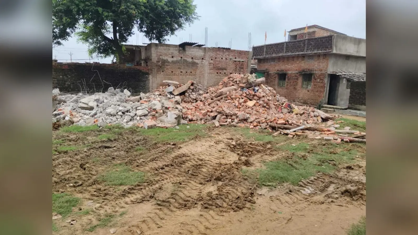 बिना सूचना सामुदायिक भवन ध्वस्त करने शो-कॉज