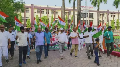 हाथों में तिरंगा थामे संदेश देने निकले रेल कर्मचारी