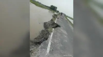 रसलपुर से महुआ चाही जाने वाली मुख्यमंत्री ग्राम सड़क के निकट पहुंचा कोसी का कटाव