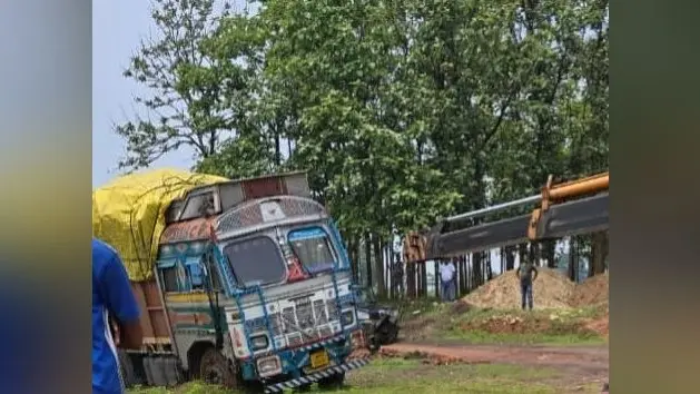 वन विभाग ने चनारो से अवैध कोयला लदा ट्रक पकड़ा