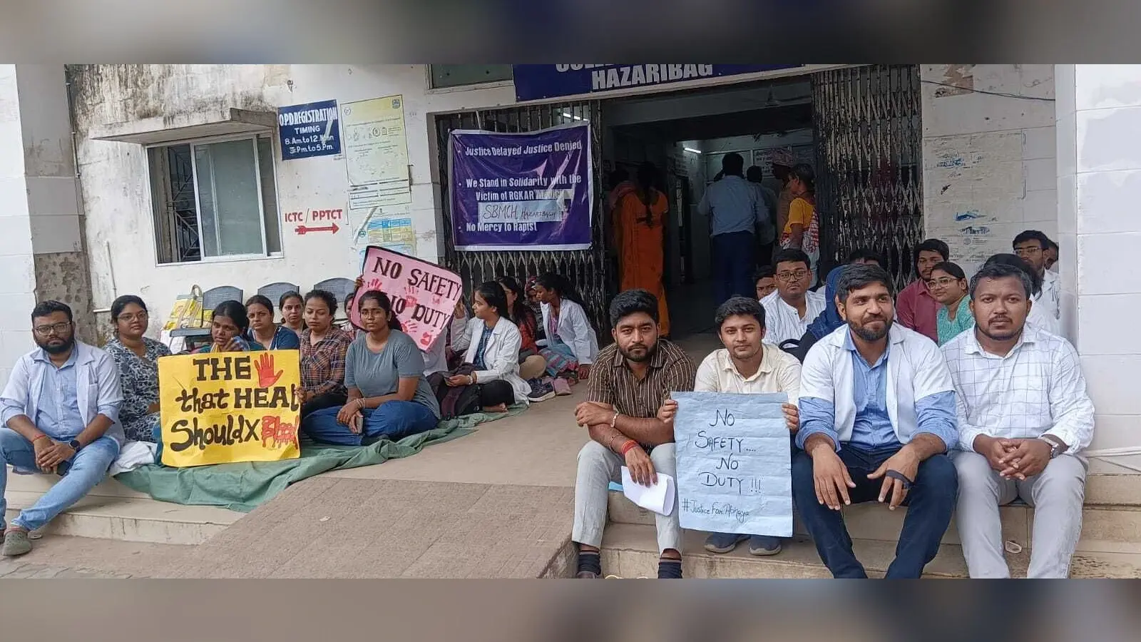 Hazaribagh News: मेडिकल कॉलेज में कड़ी सुरक्षा व्यवस्था की मांग को लेकर धरना