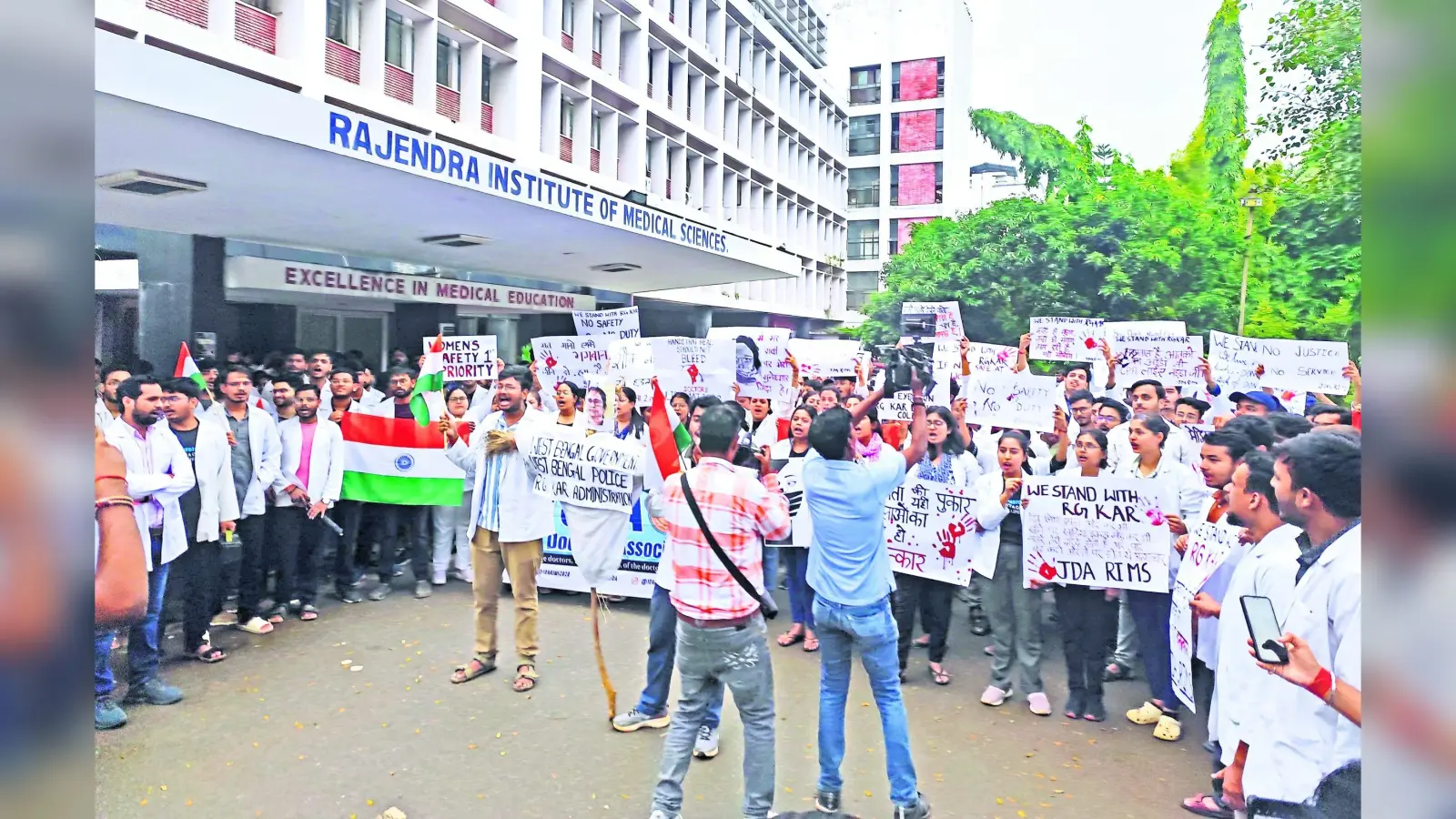 कोलकाता की घटना के विरोध में रिम्स के जूनियर डॉक्टरों ने दूसरे दिन भी किया कार्य बहिष्कार, ओपीडी व रूटीन सर्जरी ठप