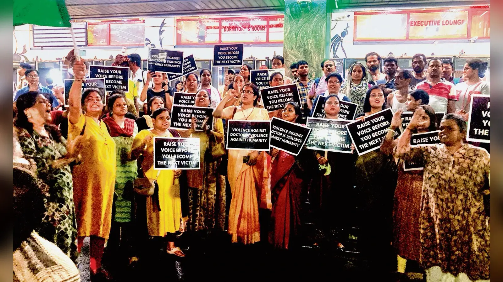 आधी रात को सड़कों पर उतर महिलाओं ने किया प्रदर्शन