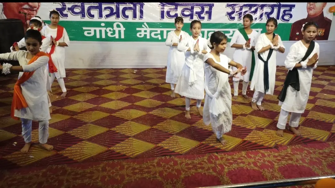 देशभक्ति गीतों पर नृत्य पेश कर नाटक का मंचन कर बच्चों ने मोह लिया मन
