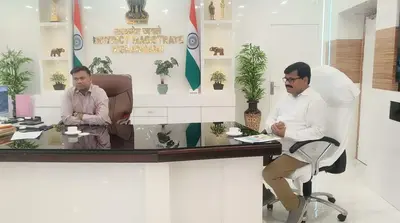 पूर्व विधायक ने जिले की ज्वलंत समस्याओं से डीएम को कराया अवगत