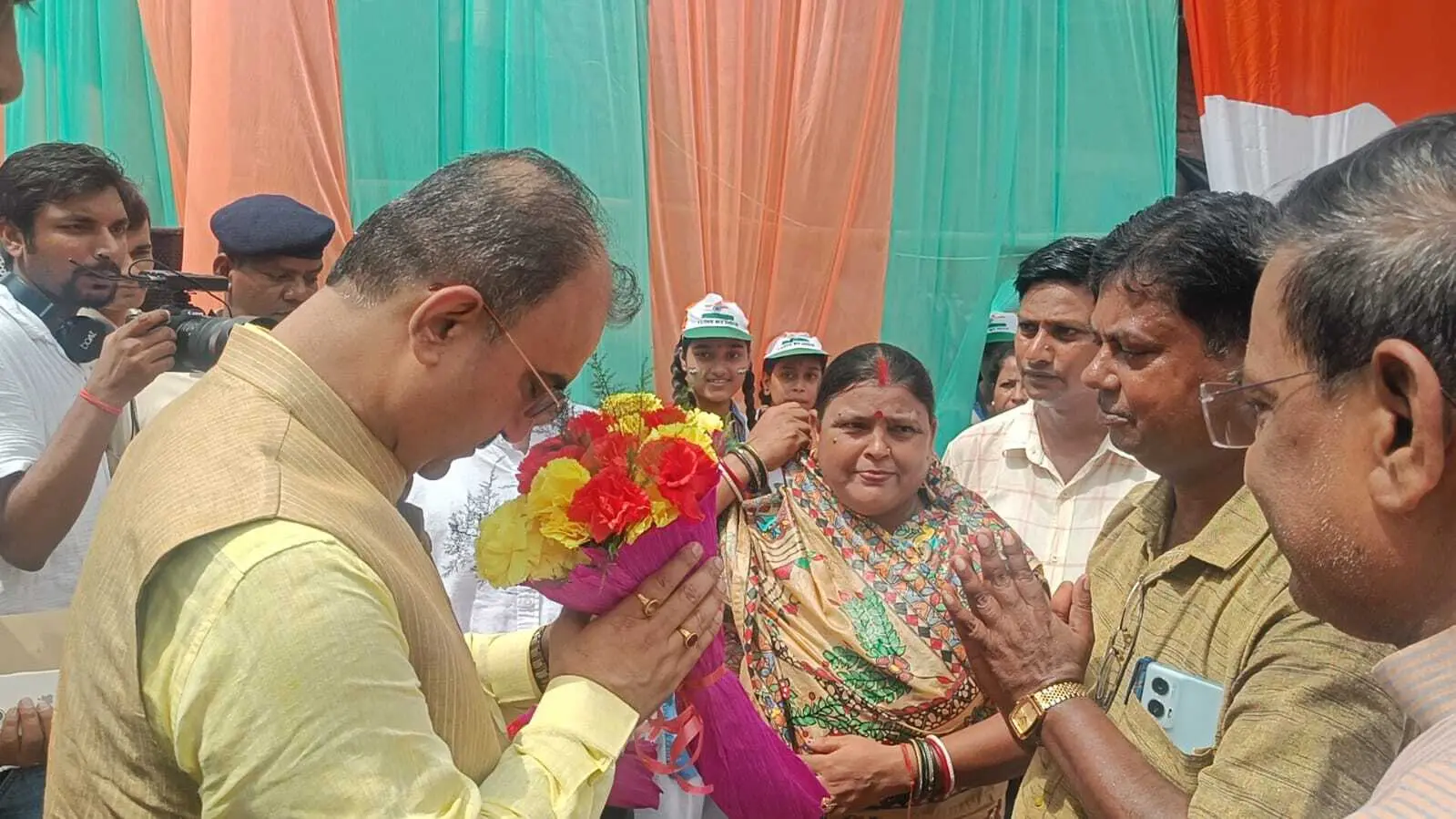 महादलित टोला में झंडोत्तोलन कार्यक्रम में शामिल हुए मंत्री