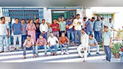 दिव्यांग महिला कर्मचारी के साथ की गयी धक्का मुक्की, लगे नारे