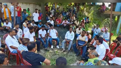 ग्रामीणों ने सड़क पर जमा नाले की पानी निकासी को लेकर की मंत्रणा