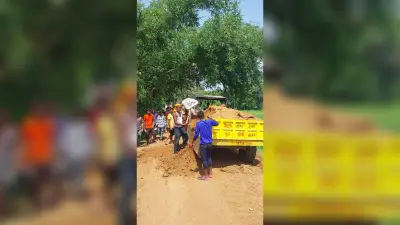श्रमदान से की गयी सड़क की मरम्मत