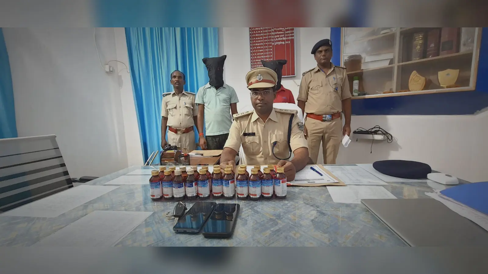 प्रतिबंधित कफ सिरप के साथ दो अपराधी गिरफ्तार, 260 लीटर सिरप बरामद