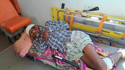 सड़क हादसे में तीन लोग घायल, धनबाद रेफर