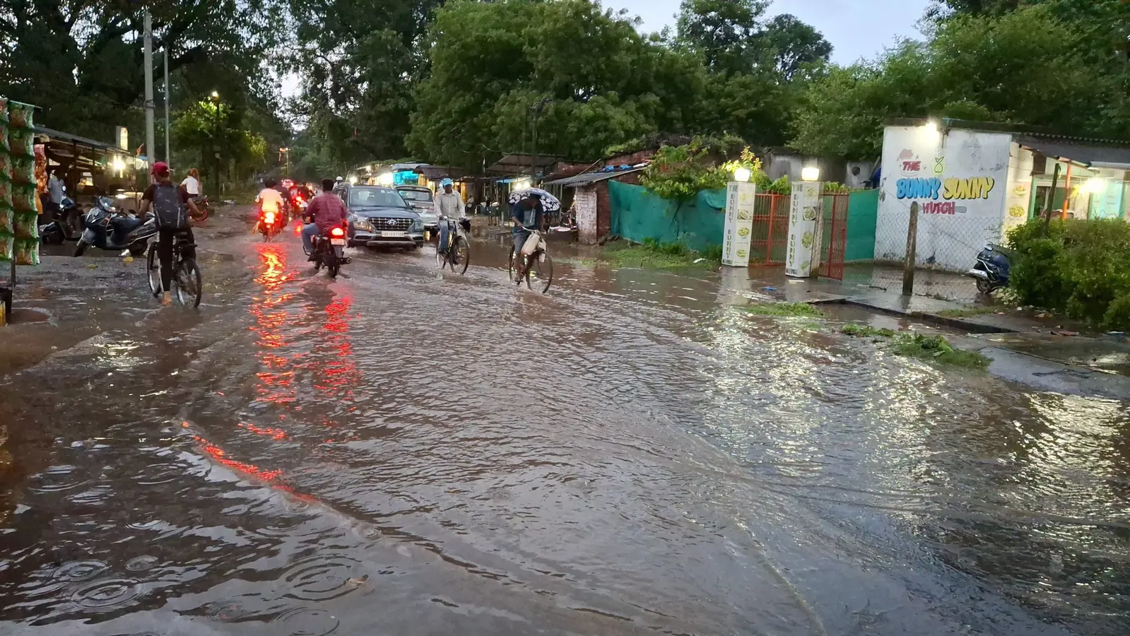 बारिश के बाद भी 24 घंटे में चार डिग्री सेल्सियस बढ़ा स्मार्ट सिटी का पारा, गर्मी व उमस से परेशानी